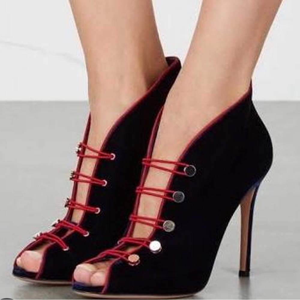 GIANVITO ROSSI Milano: Navy velvet booties. 4” heel size 38.